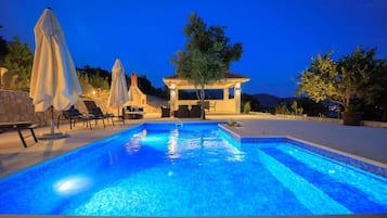 Outdoor pool, pool loungers