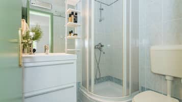 Villa (4 Bedrooms) | Bathroom | Shower, hair dryer, towels