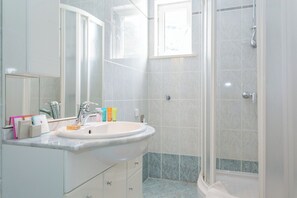 Villa (4 Bedrooms) | Bathroom amenities | Shower, hair dryer, towels - Villa Florence - Mediterranean Garden&pool (Dubrovnik)