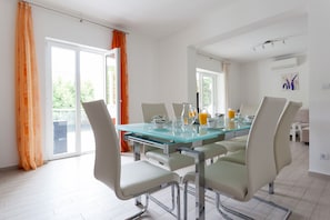 Vila, piscina particular (5 Bedrooms) | Opções para refeição no quarto