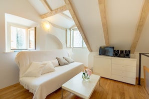 Apartamento urbano (3 Bedrooms) | Área de estar | TV de tela plana