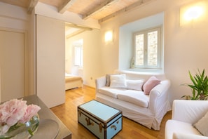 Apartamento urbano (3 Bedrooms) | Área de estar | TV de tela plana