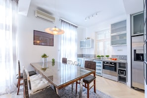Vila premium, piscina particular (4 Bedrooms) | Cozinha privada | Geladeira grande, micro-ondas, fogão, cooktop