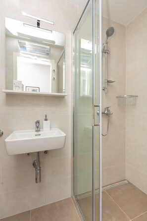 Apartamento (2 Bedrooms) | Banheiro | Secador de cabelo, toalhas de banho