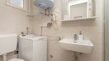 LÀgenhet (2 Bedrooms) | Badrum | HÄrtork och handdukar