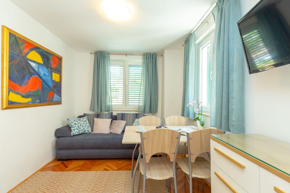 Appartement (2 Bedrooms) | Woonkamer | Een televisie