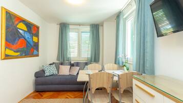 Appartement (2 Bedrooms) | Woonkamer | Een televisie