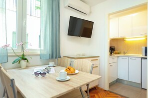 Apartment (2 Bedrooms) | Dapur peribadi | Peti sejuk, ketuhar gelombang mikro, dapur, pembancuh kopi/teh 
