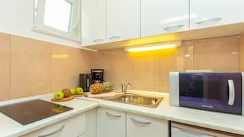Appartement (2 Bedrooms) | Privékeuken | Een koelkast, een magnetron, een kookplaat