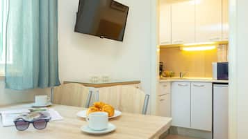 LÀgenhet (2 Bedrooms) | Eget kök | KylskÄp, mikrovÄgsugn, spishÀll och kaffe- och tebryggare