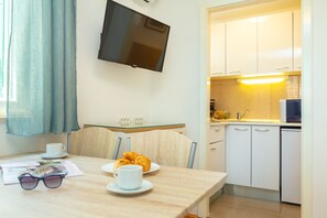 Apartment (2 Bedrooms) | Dapur peribadi | Peti sejuk, ketuhar gelombang mikro, dapur, pembancuh kopi/teh 