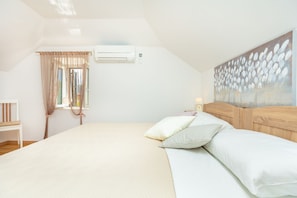 2 habitaciones, tabla de planchar con plancha, cunas y cuna de viaje 