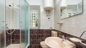 Apartemen (2 Bedrooms) | Kamar mandi | Shower, pengering rambut, dan handuk