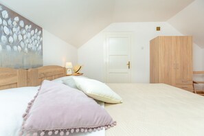 2 soverom, strykejern/-brett, barnesenger og reiseseng for barn