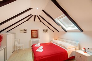Vila (4 Bedrooms) | 4 quartos, ferros/tábuas de passar roupa, Wi-Fi de cortesia