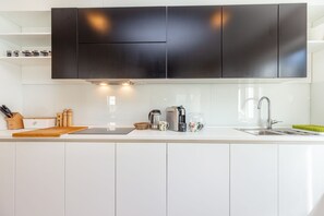 Apartamento grand, sacada (3 Bedrooms) | Cozinha privada | Geladeira grande, micro-ondas, fogão, cooktop