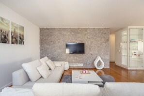 Apartamento grand, sacada (3 Bedrooms) | Área de estar | TV de tela plana, brinquedos