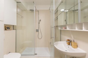 Apartamento grand, sacada (3 Bedrooms) | Banheiro | Secador de cabelo, toalhas de banho