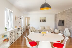 Apartamento grand, sacada (3 Bedrooms) | Área de estar | TV de tela plana, brinquedos