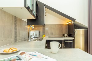 Apartamento urbano, terraço (1 Bedroom) | Cozinha privada | Geladeira grande, micro-ondas, fogão, cooktop