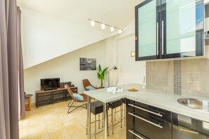 都會公寓, 露台 (1 Bedroom) | 起居區 | 電視、 DVD 播放機