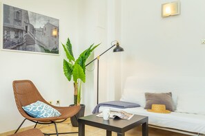 Apartamento urbano, terraço (1 Bedroom) | Área de estar | TV, DVD player