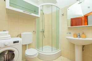 Appartamento City, terrazzo (1 Bedroom) | Bagno | Doccia, asciugacapelli, pavimenti riscaldati, asciugamani