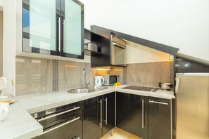 Apartamento urbano, terraço (1 Bedroom) | Cozinha privada | Geladeira grande, micro-ondas, fogão, cooktop