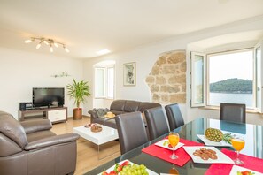 Apartamento grand, banheira de imersão, vista para o mar (3 Bedrooms) | Área de estar | TV de tela plana