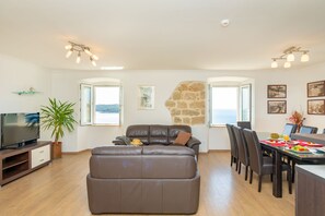 Grand-Apartment, Whirlpool, Meerblick (3 Bedrooms) | Wohnbereich | Flachbildfernseher