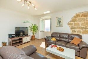 Apartamento grand, banheira de imersão, vista para o mar (3 Bedrooms) | Área de estar | TV de tela plana