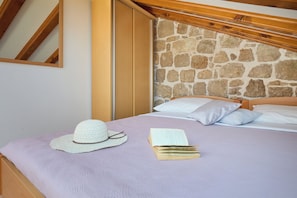 Apartamento (1 Bedroom) | 1 quarto, cofres nos quartos, ferros/tábuas de passar roupa