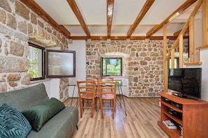 Apartamento (1 Bedroom) | Área de estar | TV de tela plana