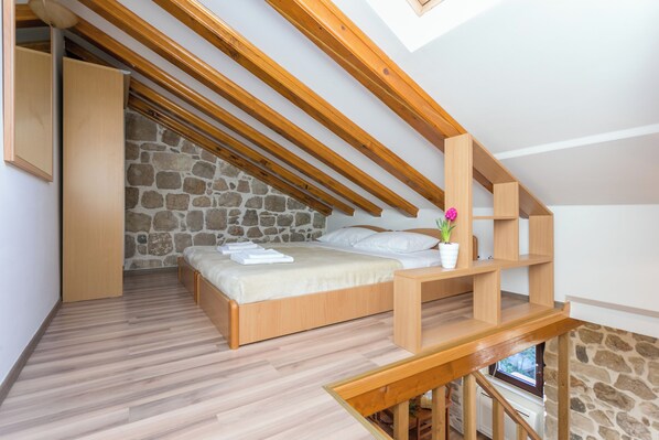 Apartamento (1 Bedroom) | 1 quarto, cofres nos quartos, ferros/tábuas de passar roupa