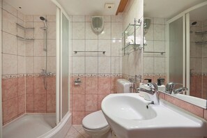 Apartamento (1 Bedroom) | Banheiro | Chuveiro, secador de cabelo, toalhas de banho 
