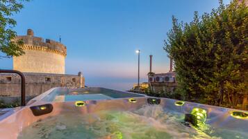 Premium Villa (3 Bedrooms) | Private spa tub