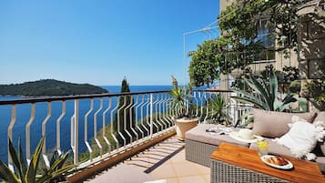 Apartemen, teras, pemandangan laut (2 Bedrooms) | Teras/patio