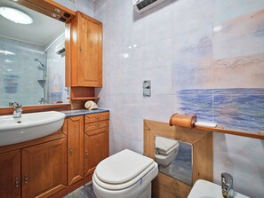 Apartamento, terraço, vista para o mar (2 Bedrooms) | Banheiro | Secador de cabelo, bidê, toalhas de banho 