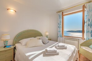 公寓, 露台, 海景 (2 Bedrooms) | 2 間臥室、熨斗/熨衣板、隨行嬰兒床、免費無線上網