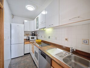 Apartamento, terraço, vista para o mar (2 Bedrooms) | Cozinha privada | Cafeteira/chaleira, geladeira grande, micro-ondas, fogão