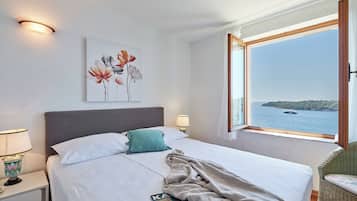 Apartemen, teras, pemandangan laut (2 Bedrooms) | 2 kamar tidur, setrika/meja setrika, tempat tidur bayi, dan Wi-Fi gratis