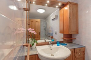 公寓, 露台, 海景 (2 Bedrooms) | 浴室 | 風筒、坐浴桶、提供毛巾