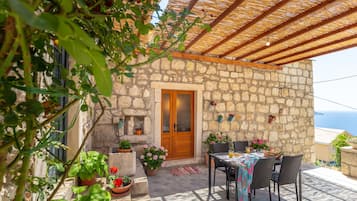 Traditional House (2 Bedrooms) | Terrace/patio