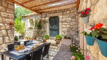 Traditional House (2 Bedrooms) | Terrace/patio