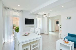 城市公寓, 露台 (1 Bedroom) | 起居区 | 平板电视