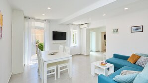 Căn hộ (2 Bedrooms) | Phòng khách | TV màn hình phẳng 