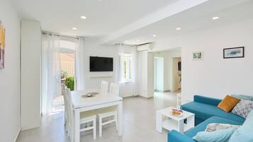 Apartment (2 Bedrooms) | Living room | Flat-screen TV