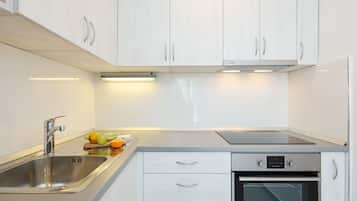 Kaupunkihuoneisto, patio (1 Bedroom) | Yksityinen keittiö | Täysikokoinen jääkaappi, mikroaaltouuni, uuni, liesi