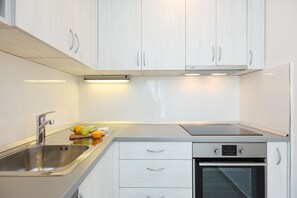 Apartamento urbano, varanda (1 Bedroom) | Cozinha privada | Geladeira grande, micro-ondas, fogão, cooktop