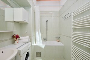 Apartment (2 Bedrooms) | Bathroom